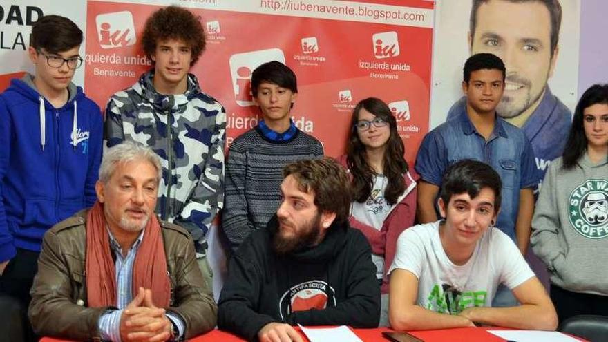 Jóvenes del área de Juventud de IU de Benavente junto al coordinador local (sentado a la izquierda) .