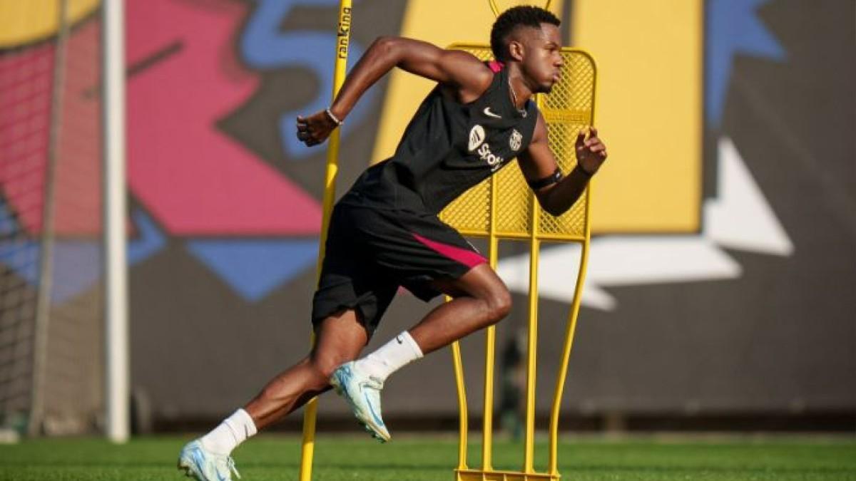 Ansu Fati durante un entrenamiento con el Barça