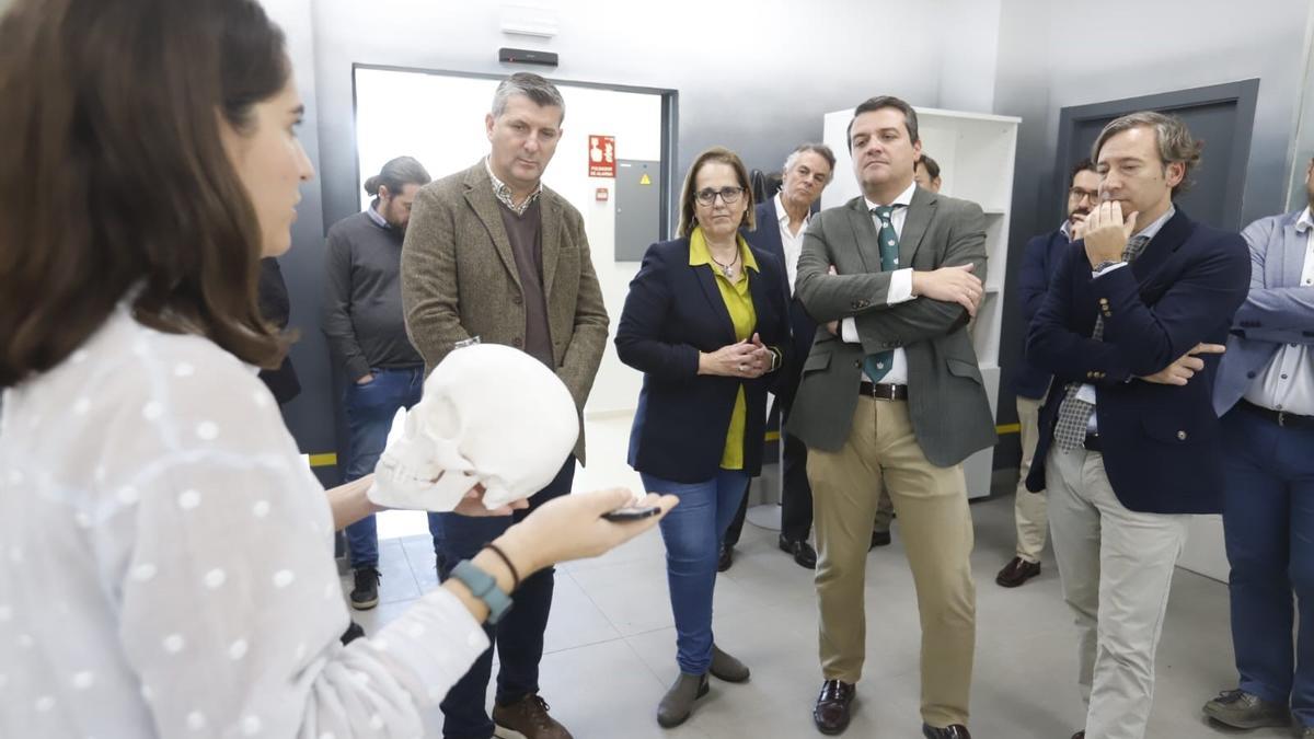 Las autoridades durante la visita a un laboratorio del Imibic.