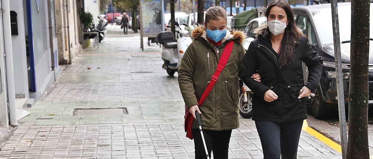 Xabela y su madre Olalla caminan
por las inmediaciones de la 
casa familiar.   | // FOTOS: JOSÉ LORES