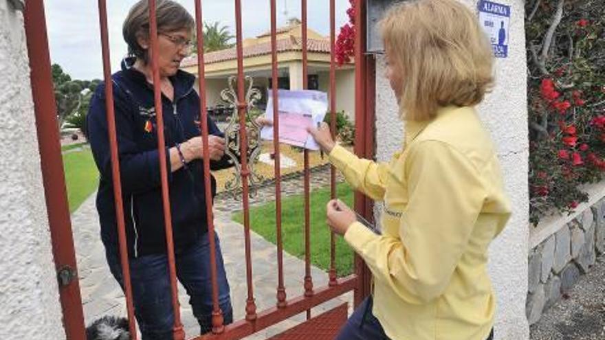 Entrega de correo ayer en una vivienda de la pedanía de Peña de las Águilas.