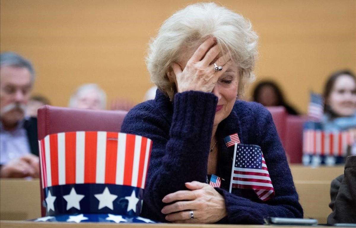 Una mujer reacciona durante la transmision de resultados de los comicios presidenciales estadounidenses en Munich,  Alemania.