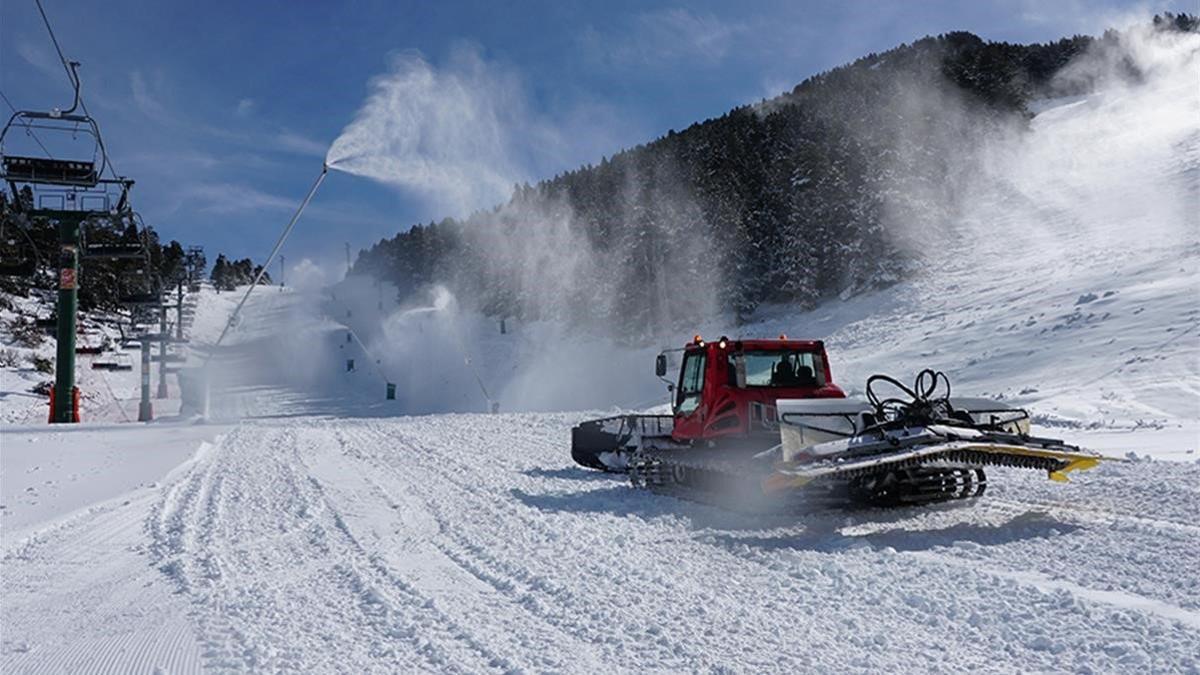 Una máquina acondiciona la pista de nieve en Masella.