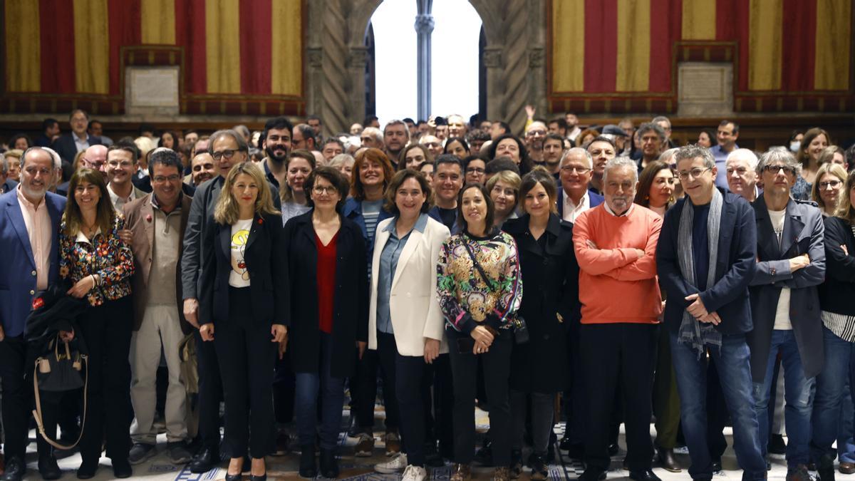 BARCELONA, 23/04/2022.- De izquierda a derecha: el ministro de Universidades, Joan Subirats; la ministra de Trabajo, Yolanda Díaz; la pregonera de Sant Jordi, Inma Monsó y la alcaldesa de Barcelona, Ada Colau posan con escritores y editores con motivo de la celebración de Sant Jordi en el Salón del Ayuntamiento de Barcelona este sábado. EFE/ Toni Albir