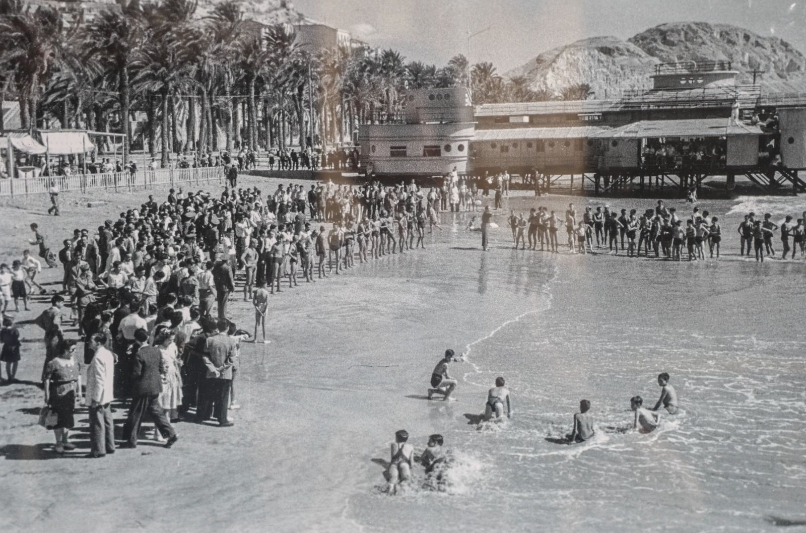 El Archivo Municipal recupera la historia de la playa del Postiguet