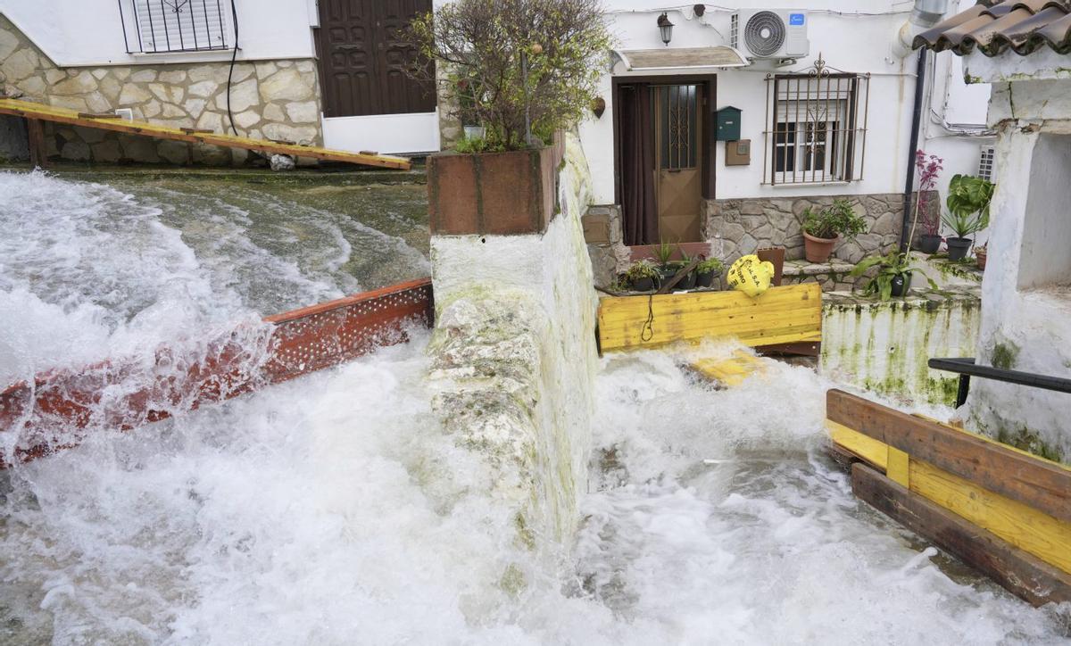 Las calles del casco antiguo de Ubrique siguen anegadas por el agua que llega desde la sierra.