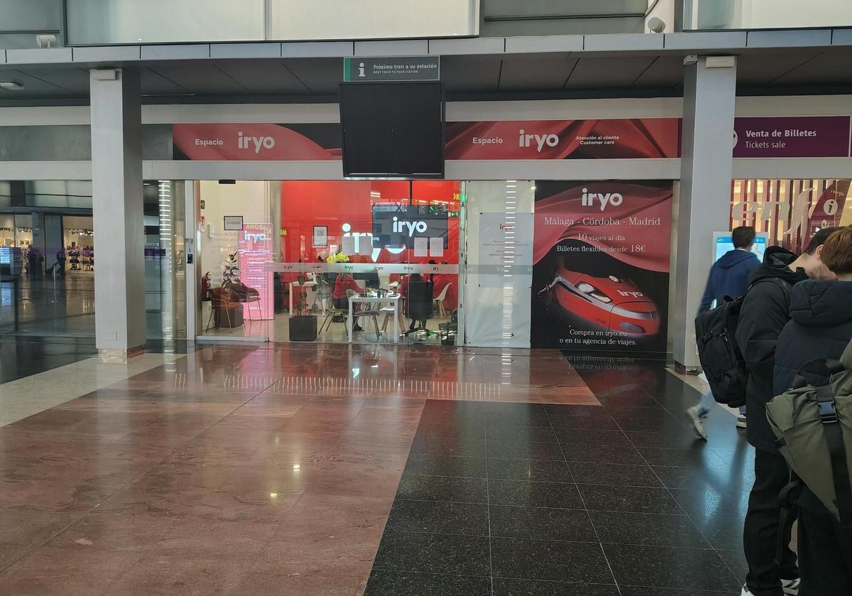 Oficina de Iryo en María Zambrano, situada junto a otra de Renfe. La estación Málaga-María Zambrano, ayer con miembros del 112 y Protección Civil en sus instalaciones