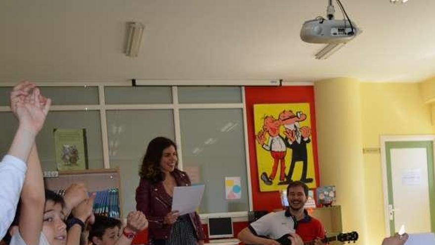 Poesía Viva durante el recital celebrado en el colegio Santo Tomas. // DP