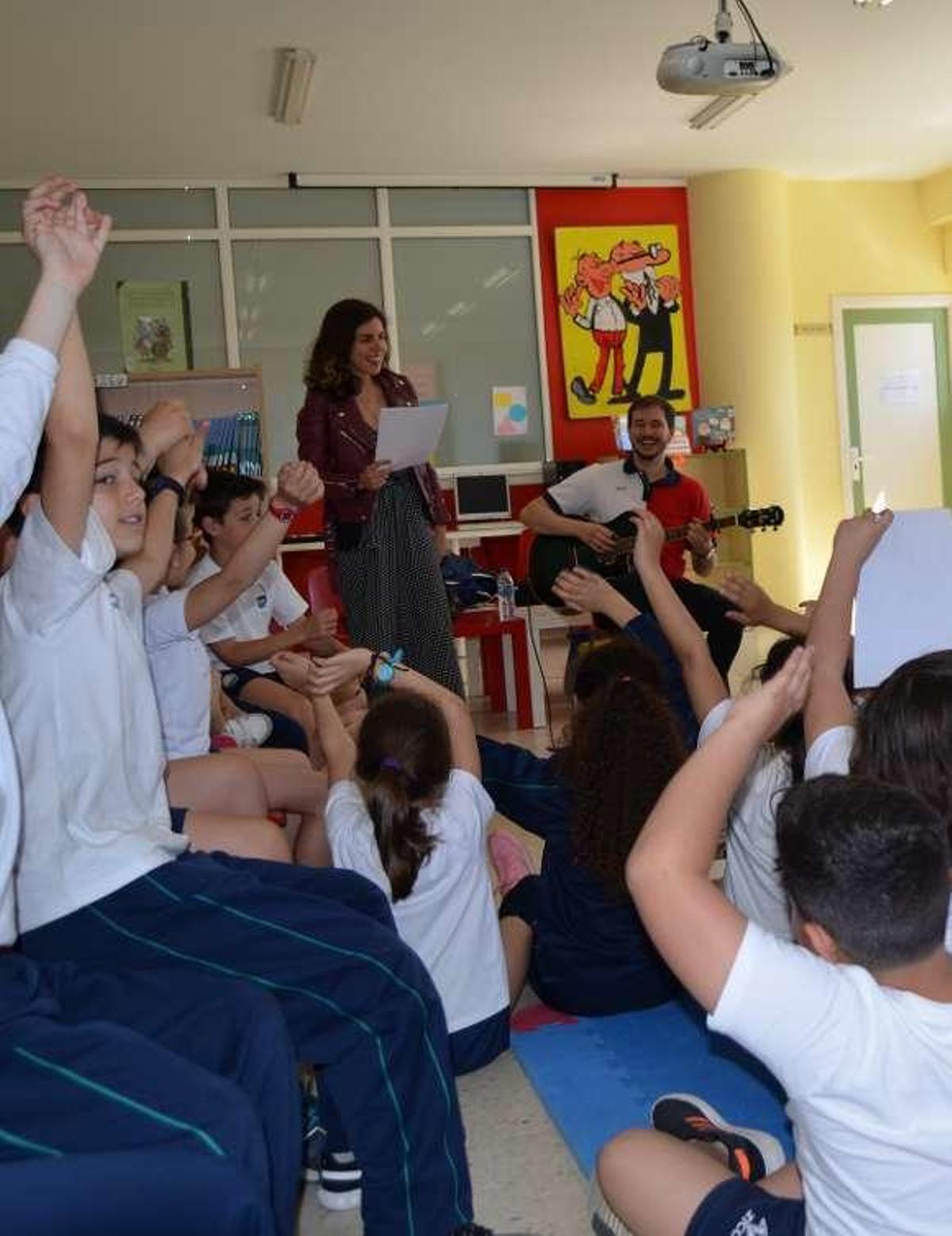 Poesía Viva durante el recital celebrado en el colegio Santo Tomas. // DP