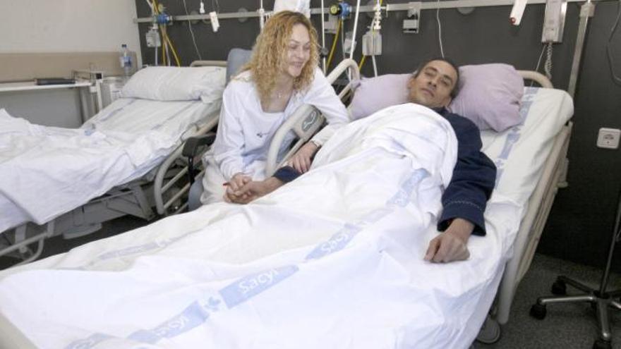 Alberto Toribio acompañado por su novia Anastasia Fernández en el hospital &quot;Virgen de la Concha&quot;, tras ser operado de una hernia