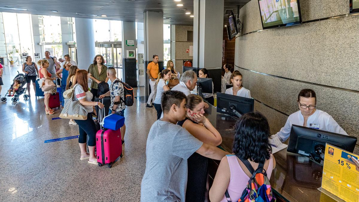 Varios turistas hacen cola para entrar a sus habitaciones en un hotel de Benidorm.