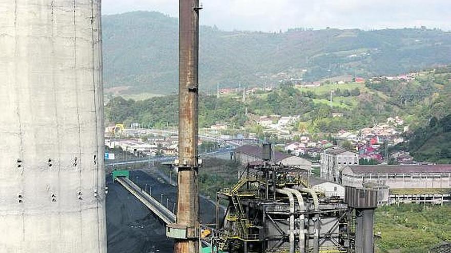 El grupo III de generación eléctrica de la central térmica de Lada, con la chimenea del grupo IV en primer término .