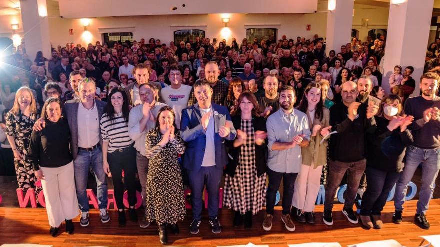 El candidato del BNG, Manu Lourenzo, en el centro, con los miembros de su candidatura en la presentación. |   // M. BRIOSO