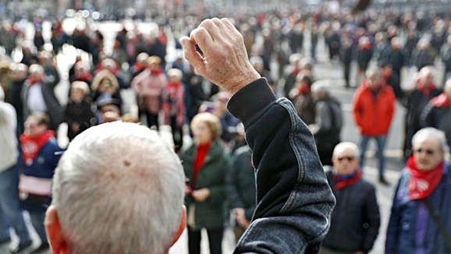 Pensionistas en una concentración en Bilbao ayer.