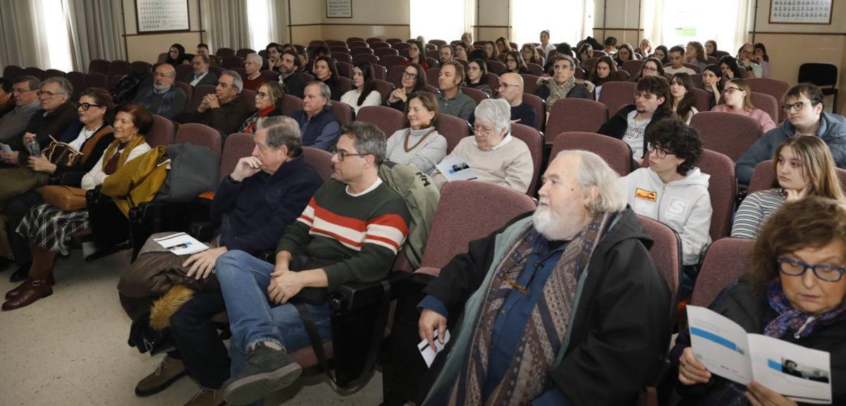 Público asistente al homenaje en el campus del Milán.  | FERNANDO RODRÍGUEZ