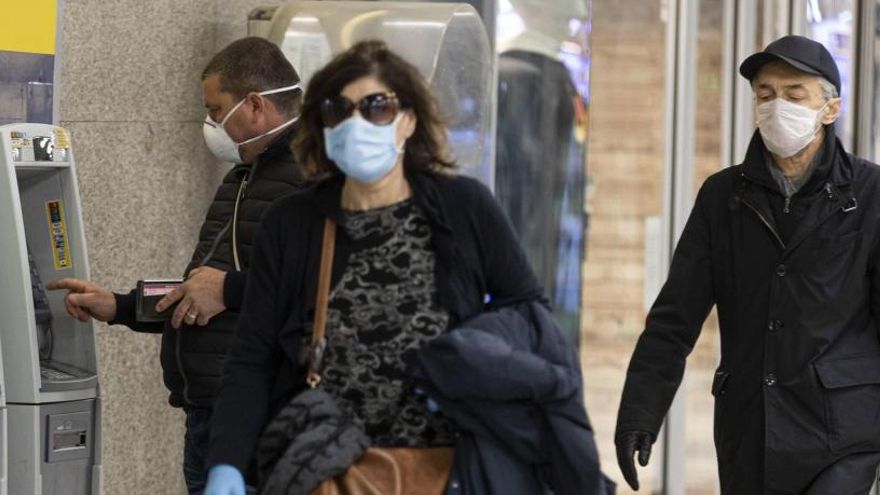 Varias personas con mascarillas en Roma.