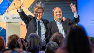 Alberto Núñez Feijóo i Alejandro Fernández saluden els assistents a l’acte del PP d’ahir a Barcelona. | ZOWY VOETEN