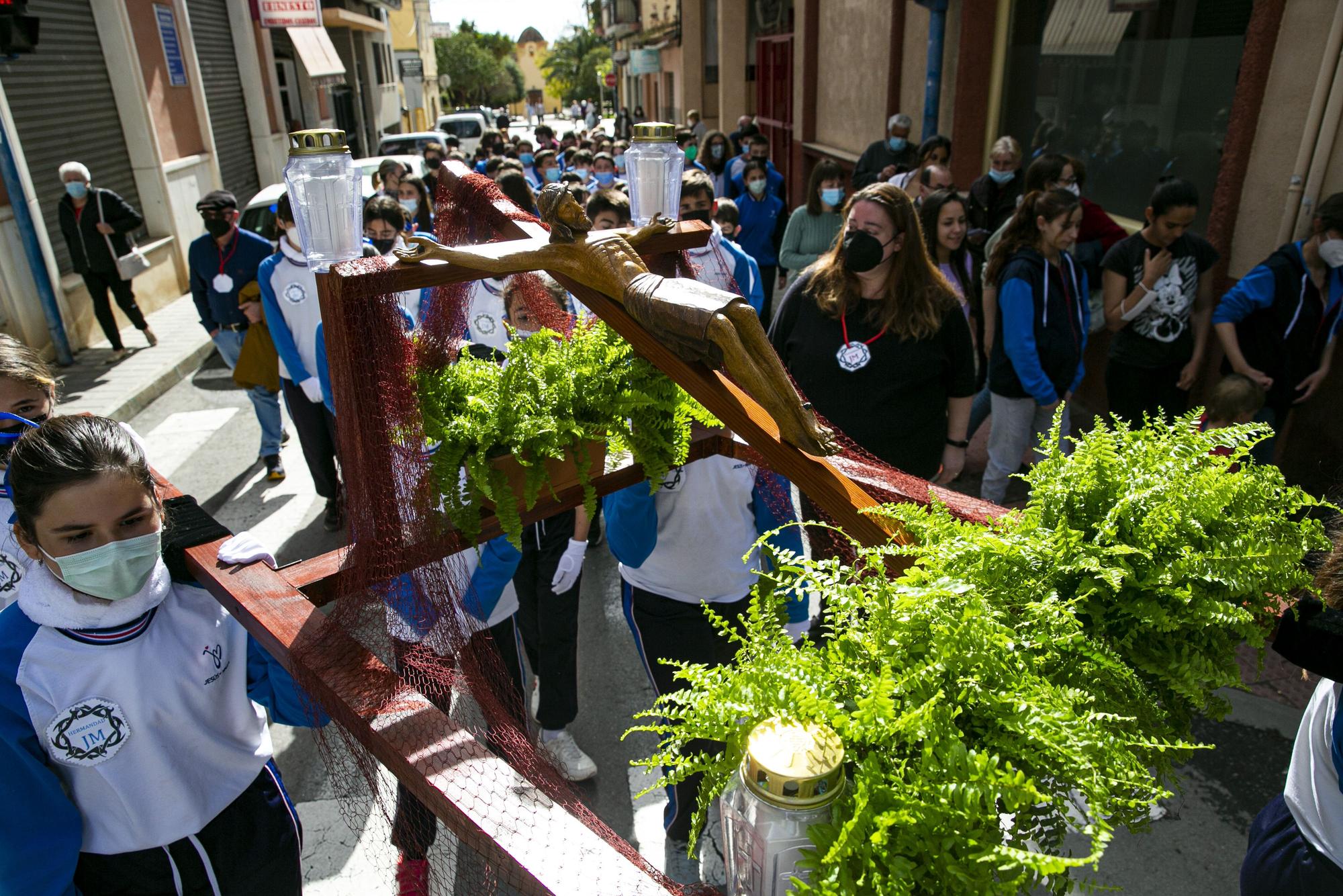 Alumnos de 3 a 16 años del colegio Jesús-María de Villafranqueza sacan seis tronos en procesión