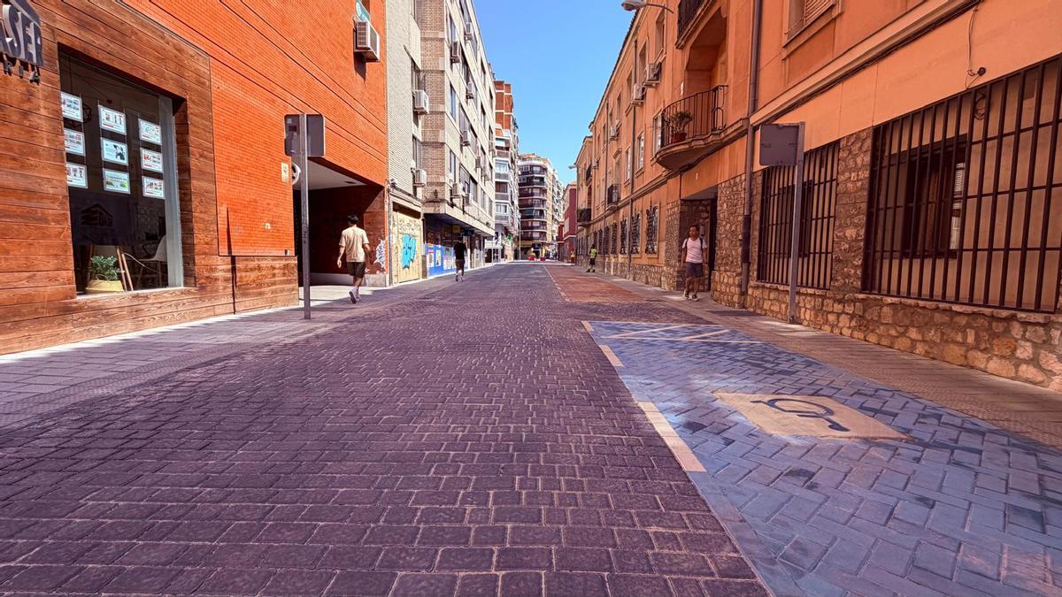 La intervención ha respondido al deterioro de la calle, que presentaba aceras estrechas y pavimentos en mal estado