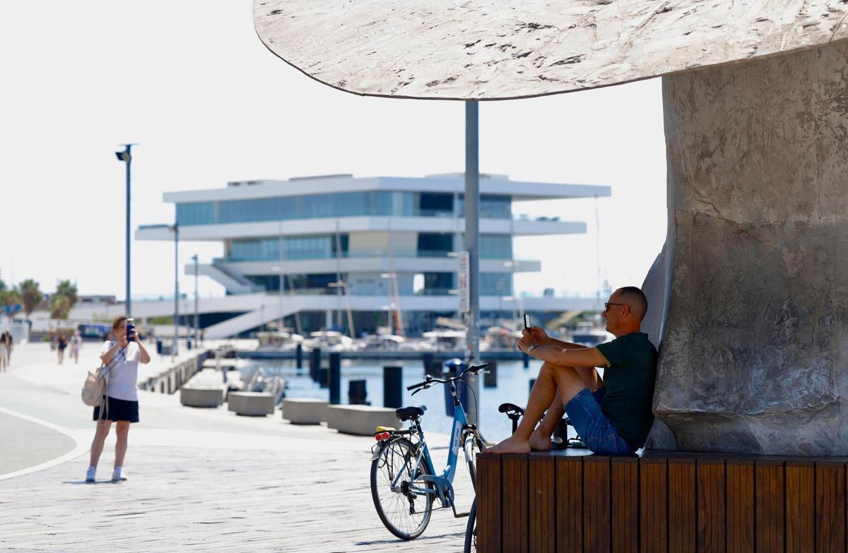 Las playas de València se llenan ante la llegada inminente de una nueva ola de calor