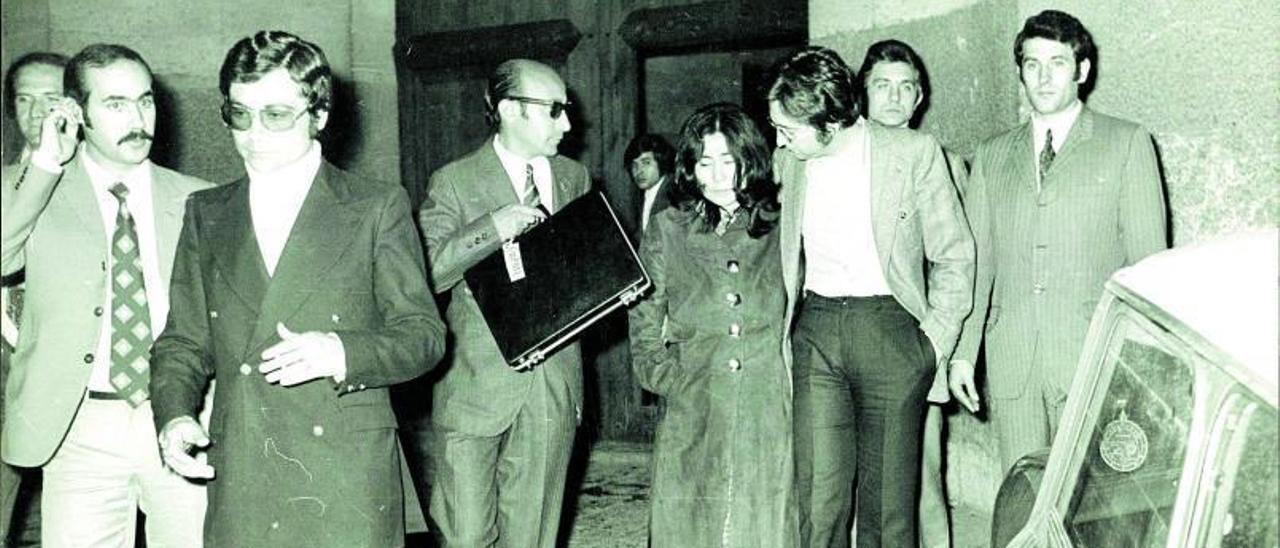Lennon y Ono, a la salida de los juzgados mallorquines. | TORTELLÓ