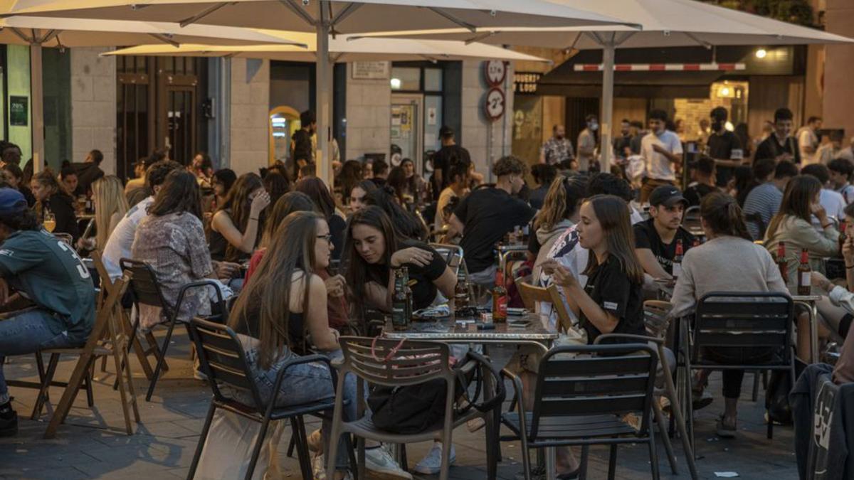 Ambient en una terrassa a Manresa a principi d’estiu | ARXIU/OSCAR BAYONA