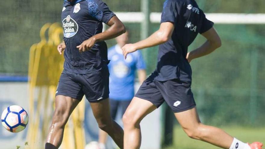 Sidnei golpea el balón, durante el entrenamiento de ayer en Abegondo.