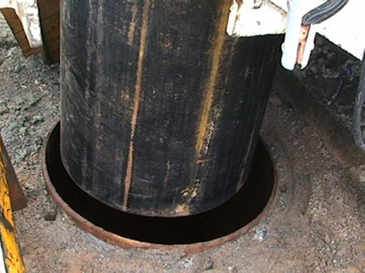 Els membres de l’equip de rescat estan reforçant els primers metres del conducte per on sortiran els 33 miners xilens, unes millores que s’espera que s’acabin avui.