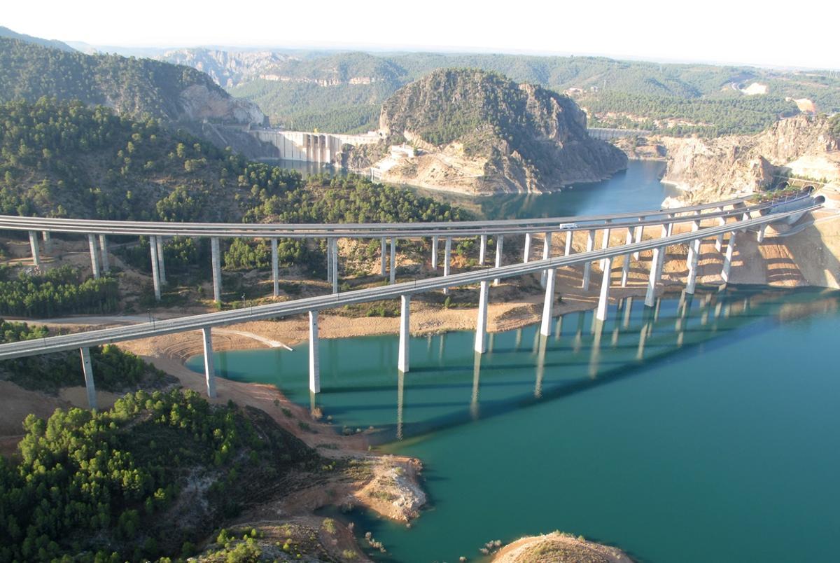 Obra de Grupo San José sobre el embalse de Contreras