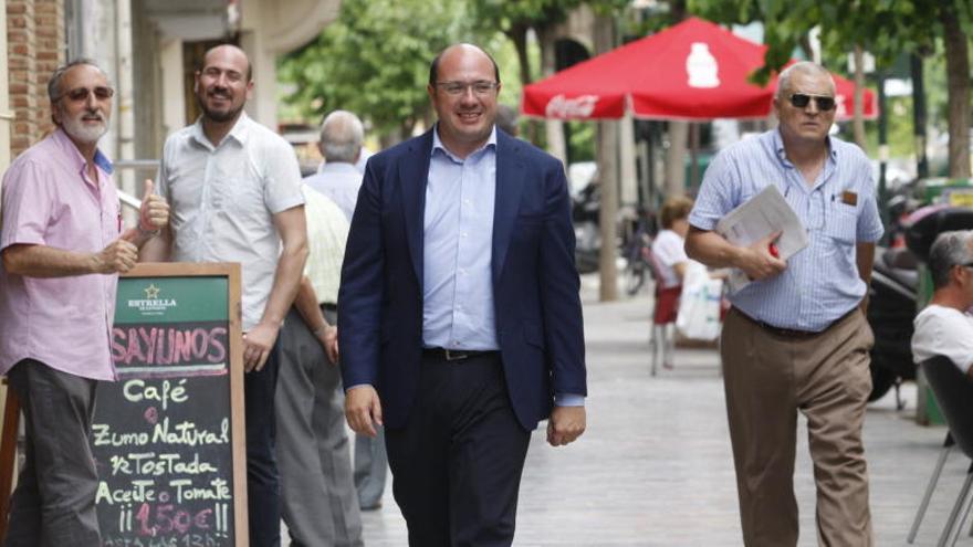 Sánchez pasea por una calle de Murcia.