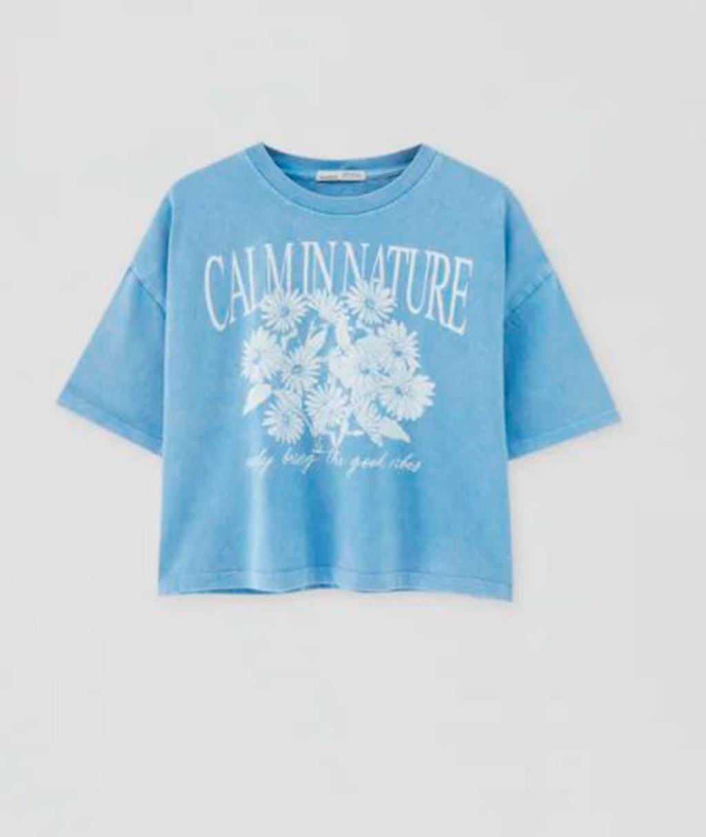 Camiseta azul margaritas de Pull&Bear (precio: 12,99 euros)