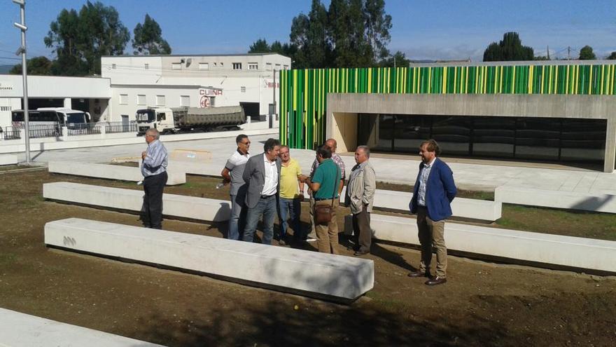 El alcalde y otros asistentes, en el auditorio al aire libre