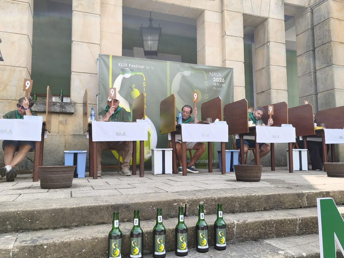 Así fue la emocionante y multitudinaria cata a ciegas para elegir la mejor sidra de Asturias en Nava
