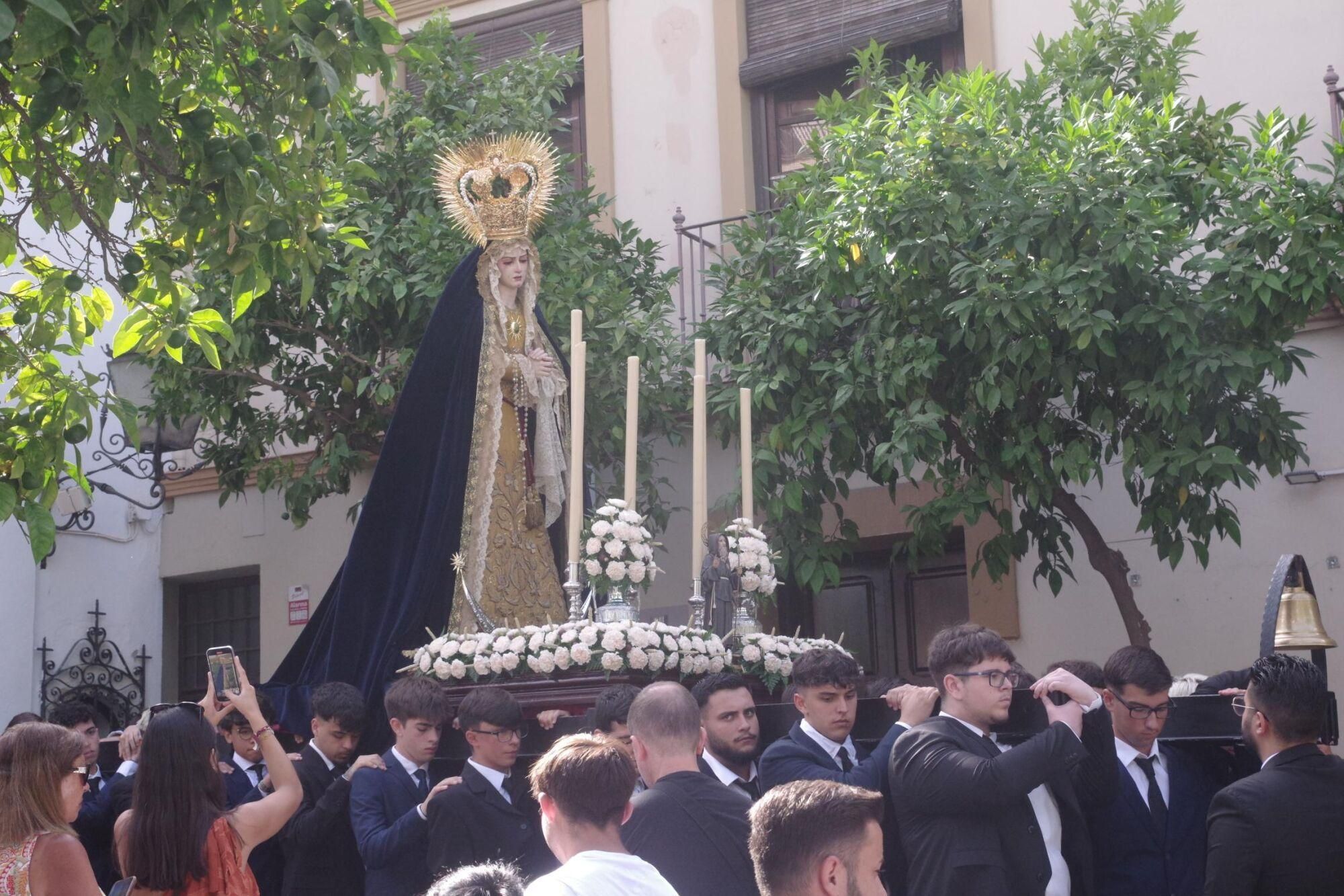 Traslado de la Virgen del Sol para presidir el altar que montan con motivo de la procesión del Corpus en Málaga