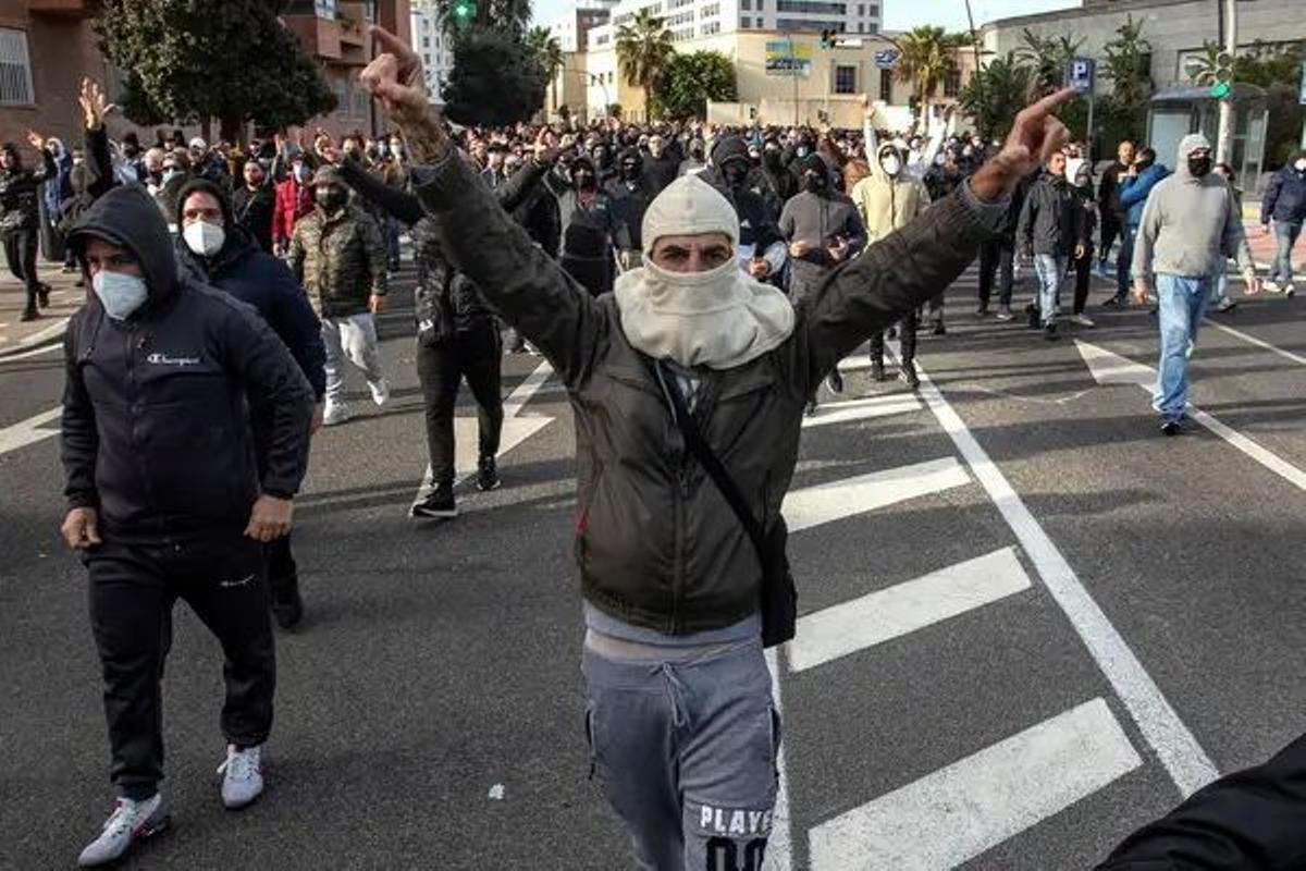 El amplio dispositivo policial evita el bloqueo de accesos a los astilleros de Navantia, en Cádiz