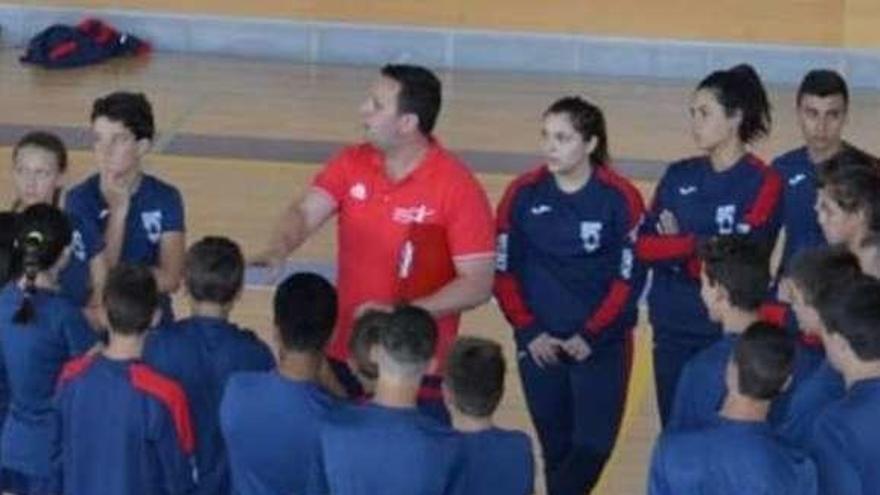 Ricardo Margareto da instrucciones a varios jóvenes jugadores.