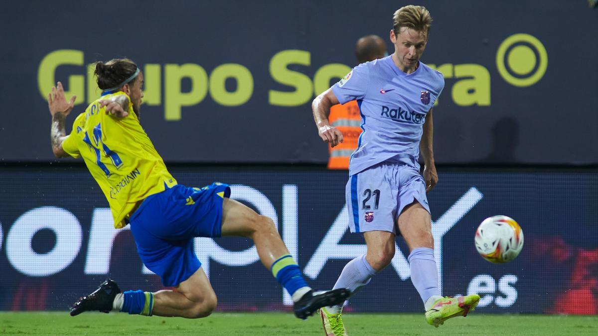 Álvaro entra a Frenkie de Jong junto a la banda izquierda.