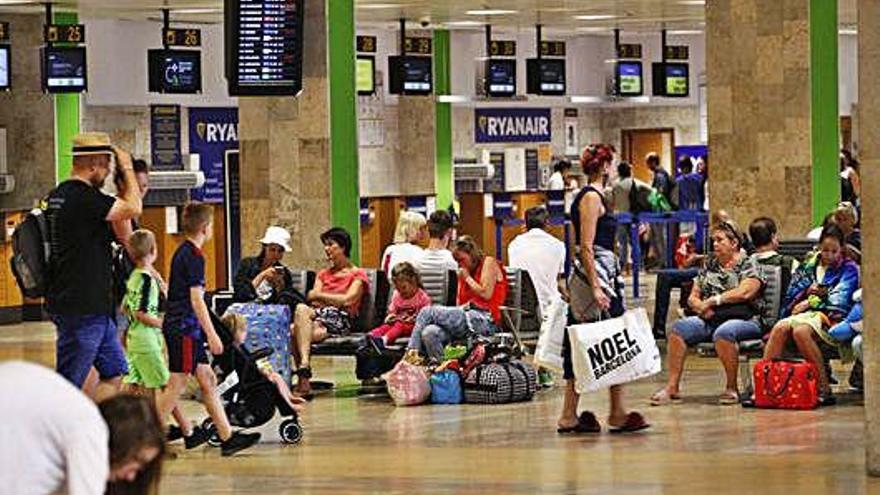 Turistes i passatgers, a l&#039;aeroport de Vilobí, en una imatge d&#039;arxiu.