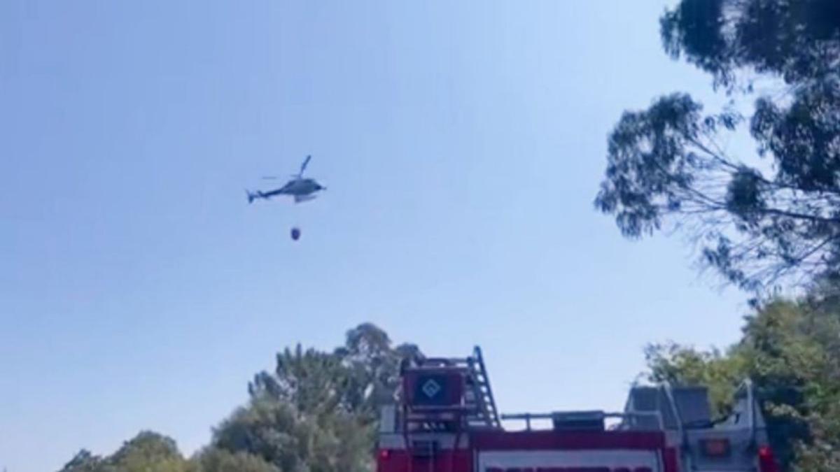 Helicóptero portando agua para descargar, ayer en Betanzos.   | // L.O.