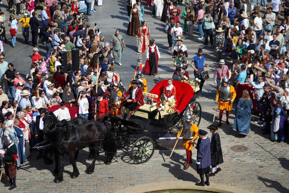 Isabel de Portugal, sobre una calesa, llega a Badajoz.