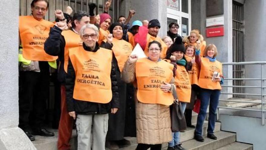 La concentració de la taula davant Serveis Socials.