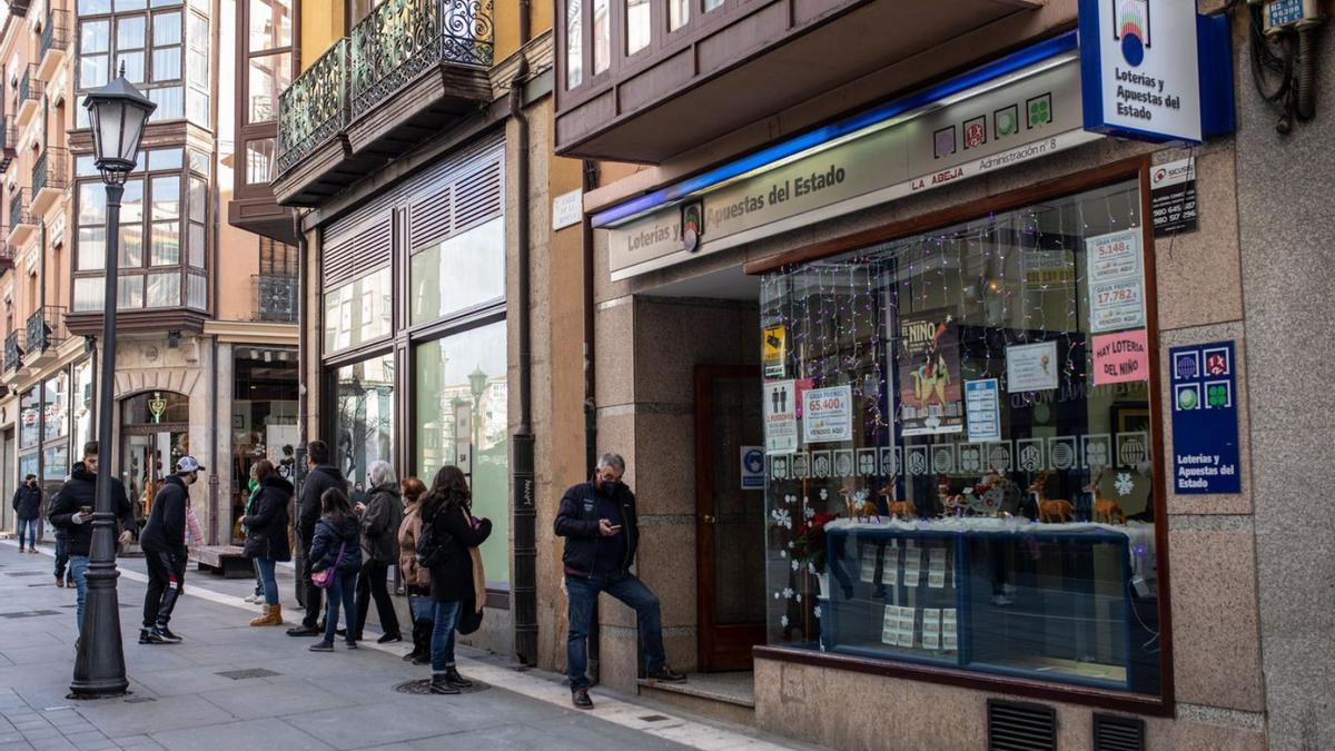 Cola en una administración de lotería para comprar un décimo de El Niño.