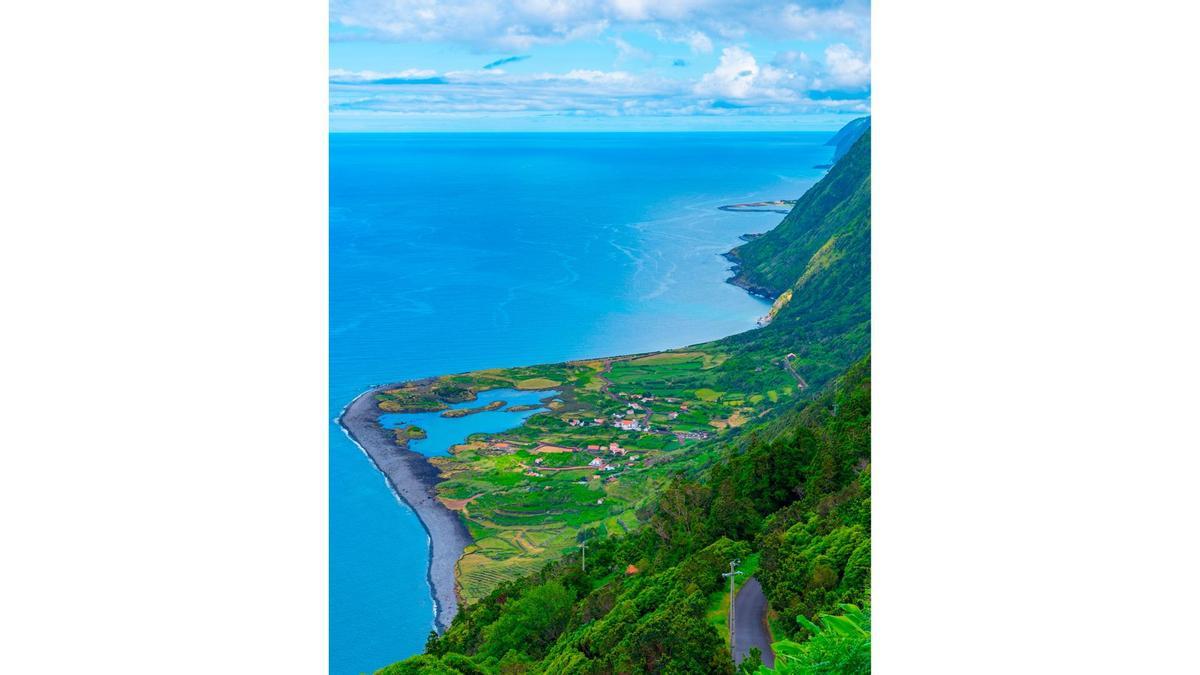 Vistas al Atlántico y a las piscinas naturales de Azores.