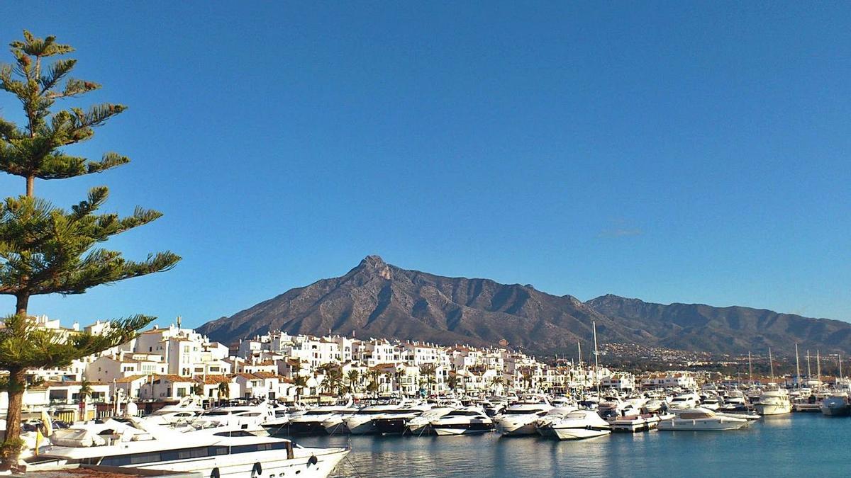 Imagen de Puerto Banús con el pico de La Concha al fondo.