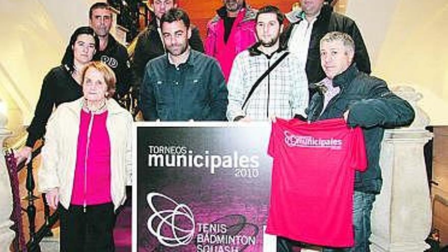 Paz Fernández Felgueroso y José Ramón Tuero posan con los organizadores.