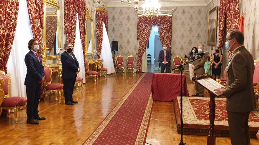 Acto de imposición de condecoraciones celebrado en el Salón del Trono de la Capitanía General de Canarias.