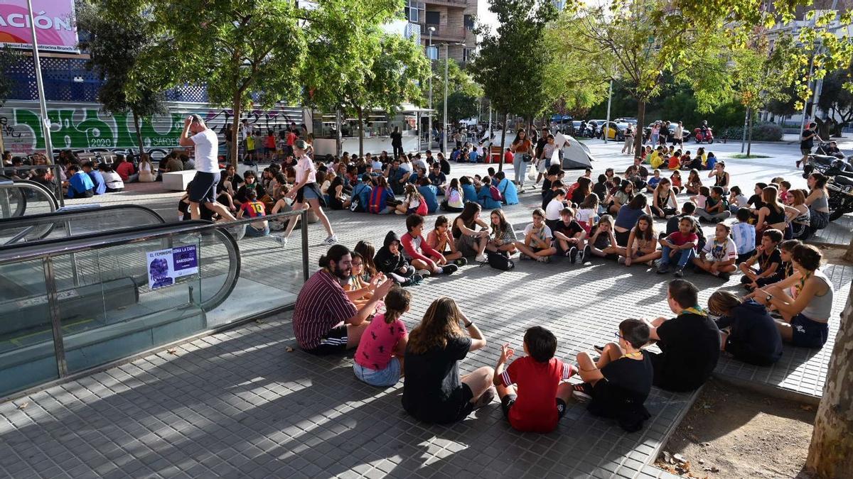 Caus y esplais de la ciudad estarán haciendo sus actividades ordinarias del sábado frente a estaciones clave de transporte para visibilizar las demandas que el asociacionismo educativo. Uno de los lugares donde encontrarlos seguro es a las 17h delante de la entrada al tren de Clot, donde se encuentra la churrería, esquina Sèquia Comtal.