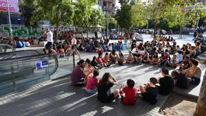 Niños y monitores, en una actividad de un casal en Barcelona.