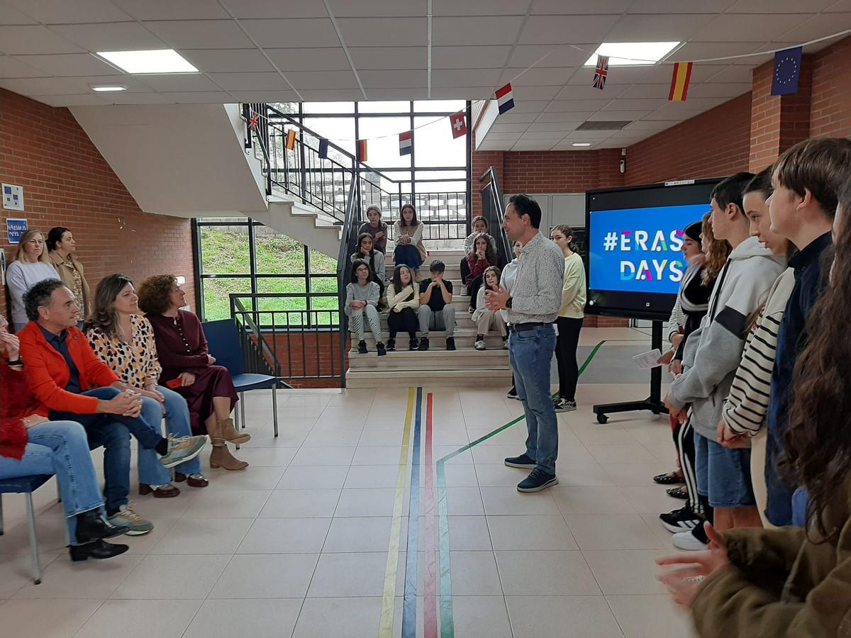 El director del IES Peñamayor, Iván Fernández, se dirige al alcalde y la edil de Educación