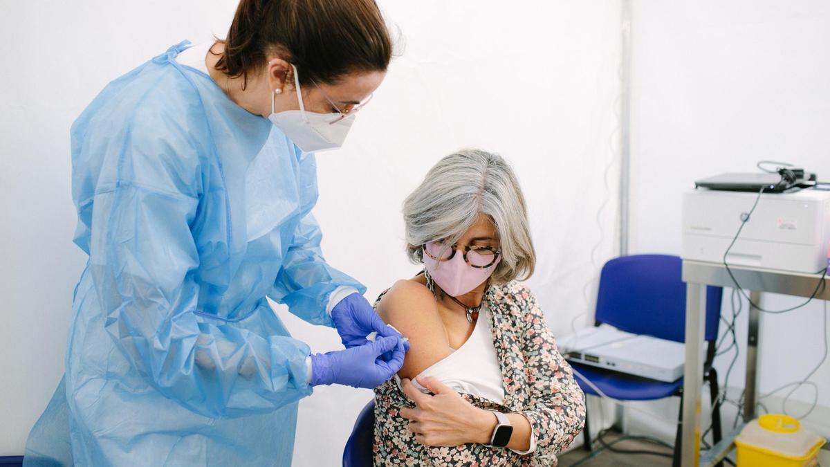 Una mujer recibe la vacuna de AstraZeneca en Barcelona.